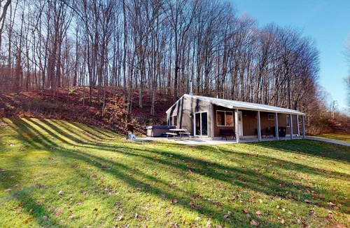 Logan Cabin | Secluded Cabin Getaway in Hocking Hills with Hot Tub Old Man's Cave Ash Cave