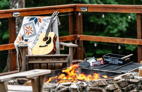 Epworth House | Secluded Cabin Hot Tub and 10 Mi to Blue Ridge