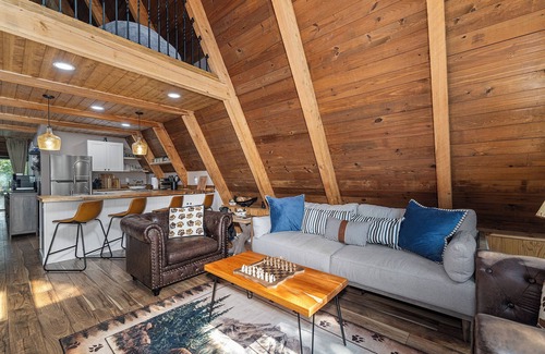 Almo Cabin | Secluded Cabin with Hot Tub, Firepit