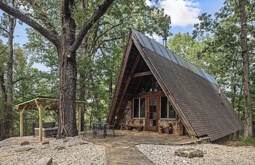 Almo Cabin | Secluded Cabin with Hot Tub, Firepit