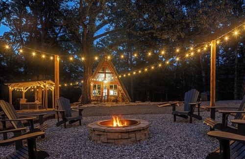 Almo Cabin | Secluded Cabin with Hot Tub, Firepit