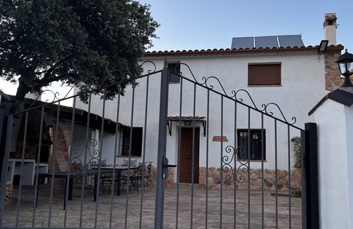 Campocamara Cottage | Secluded Cottage with Mountain Views and Adventure Activities, Sleeps 12-14