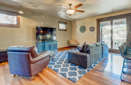 Pla-Vada Woodlands House | Secluded, dog-friendly home with a private hot tub, gas fireplace, washer/dryer