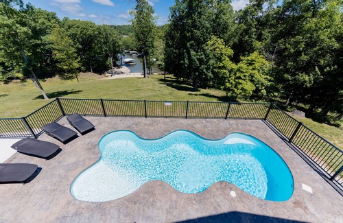 Lake Ozark House | Secluded Family Resort Sleeps 25 people! Handicap accessible! Private Beach!nn