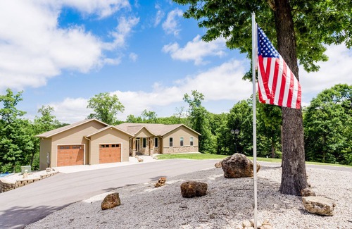 Lake Ozark House | Secluded Family Resort Sleeps 25 people! Handicap accessible! Private Beach!nn