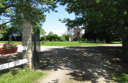 Gussainville House | Secluded group gite with all comforts (pool, spa, sauna, summer kitchen)