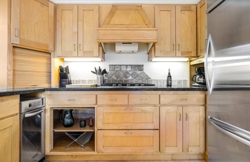 Cloverdale House | Secluded home with private saltwater pool, spa & amazing view - dog-friendly