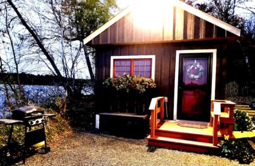 Eveleth Cottage | Secluded Lake Cottage on Private Veteran Homestead