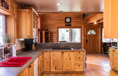 Boise Cabin | Secluded Log Home, Large Deck, Abundant Wildlife,Peace & Quiet, Beautiful Views!