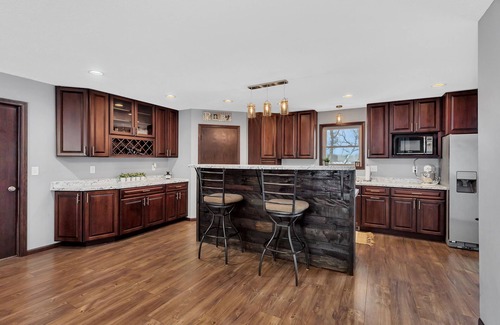 Farwell House | Secluded multi-family lakeside getaway Alexandria