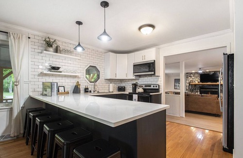 New Buffalo House | Secluded Retreat w/Hot Tub, Pickleball/Basketball Court, Putting Green, Arcade