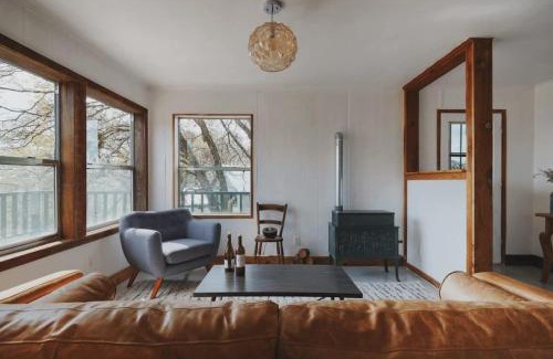 Dunlap House | Secluded rustic 2-bedroom cabin on nature retreat