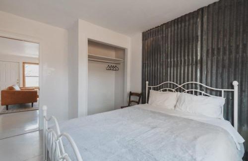 Dunlap House | Secluded rustic 2-bedroom cabin on nature retreat