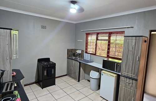 Oudtshoorn Cottage | Secluded Self Gatering Garden Cottage with own private entrance and yard