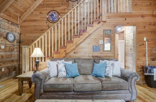 Gatlinburg - Pigeon Forge House | Secluded Sevierville Cabin with Hot Tub!