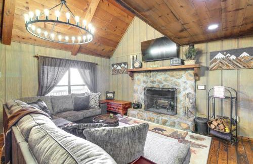 Sevierville House | Secluded Sevierville Cabin Hot Tub and Mtn Views!