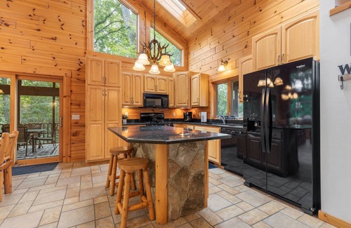 The Galena Territory Cabin | Secluded Spacious Cabin | Private Hot Tub | Large Bedrms | Huge Deck & Screen Rm
