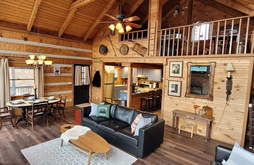 Gatlinburg - Pigeon Forge Cabin | Secluded Unobstructed Panoramic Mtn View w/Dual Suites+Loft+ Game Room+Hot Tub