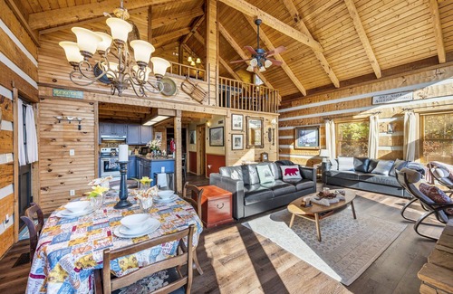 Gatlinburg - Pigeon Forge Cabin | Secluded Unobstructed Panoramic Mtn View w/Dual Suites+Loft+ Game Room+Hot Tub