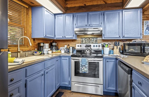 Gatlinburg - Pigeon Forge Cabin | Secluded Unobstructed Panoramic Mtn View w/Dual Suites+Loft+ Game Room+Hot Tub