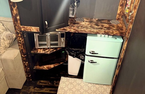 Metamora House | Secondary Suite - Private area in basement w/living room and kitchenette