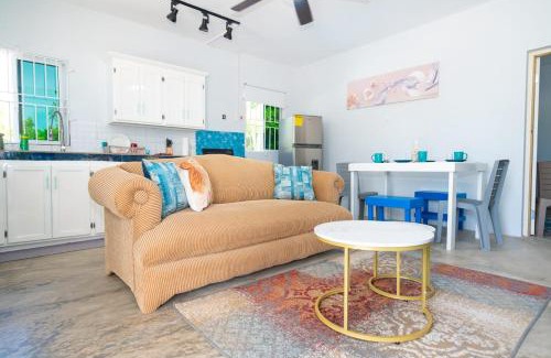 Runaway Bay Cabin | Secret Gems 1 Bedroom Apartment, Pool & Lounge Area