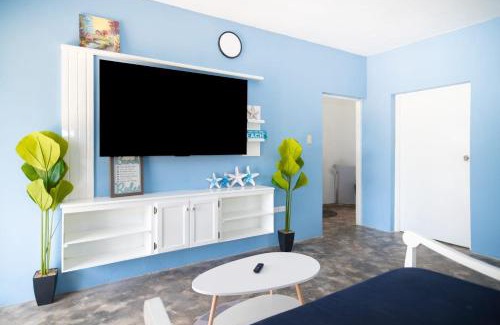 Runaway Bay Cabin | Secret Gems 1 Bedroom Apartment, Pool & Lounge Area