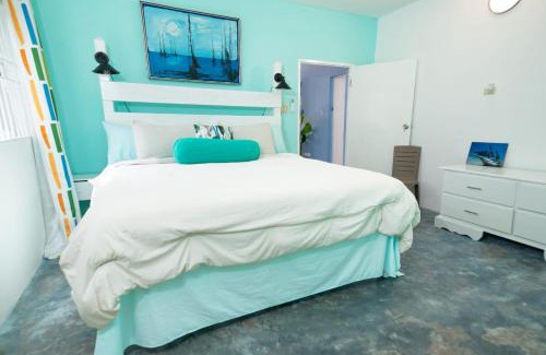 Runaway Bay Cabin | Secret Gems 1 Bedroom Apartment, Pool & Lounge Area