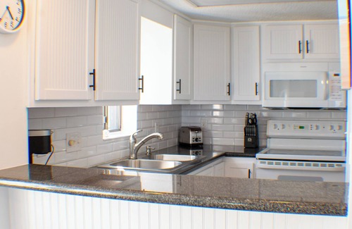 Emerald Isle Condo | See the Waves Crashing! 7 Night Min. In Season, 3 Night Min. Off Season