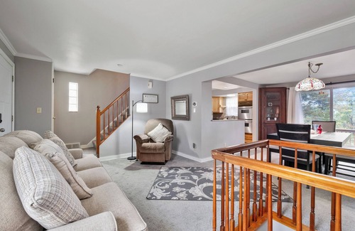 Verona House | ✰Self Check-In✰Backyard✰Decks✰Full Kitchen✰W/D✰Smart TVs✰FREE Parking✰Cozy Beds