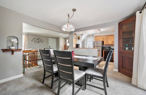 Verona House | ✰Self Check-In✰Backyard✰Decks✰Full Kitchen✰W/D✰Smart TVs✰FREE Parking✰Cozy Beds