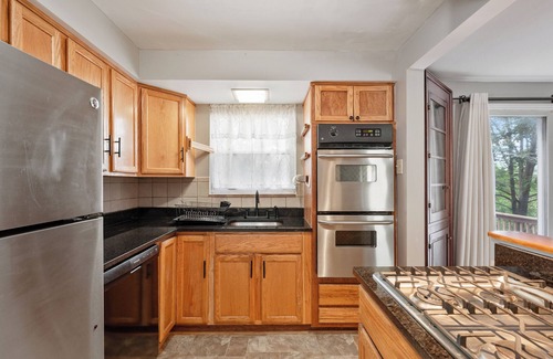 Verona House | ✰Self Check-In✰Backyard✰Decks✰Full Kitchen✰W/D✰Smart TVs✰FREE Parking✰Cozy Beds