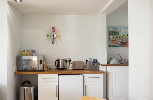 Exmouth Apartment | Self-contained studio, private drive, 150m to beach, close to town
