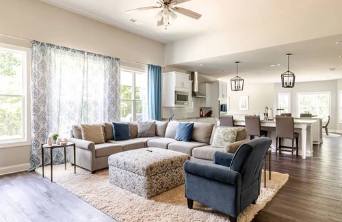 Senoia House | Senoia luxury Secluded Home w/Master on Main