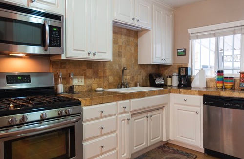 Visalia House | Sequoia Parks Coast Wineries Skiing-Enjoy Hot Tub Firepit Outdoor Kitchen