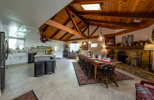 Three Rivers House | Sequoia River Dance ~Close to Park & on the River!