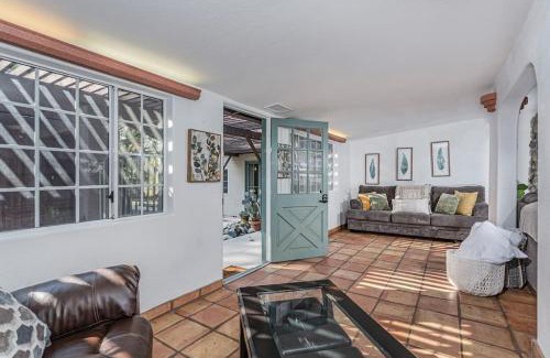 Three Rivers House | Sequoia Riverfront House with Private Beach