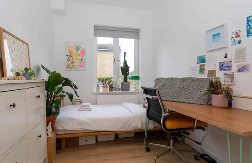 Bow West Apartment | Serene 2 Bedroom Flat overlooking Victoria Park