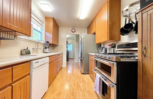 Willow Glen House | Serene 2BR Bungalow - Parking + Laundry + Sleep 6