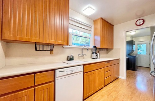 Willow Glen House | Serene 2BR Bungalow - Parking + Laundry + Sleep 6