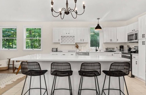 Newbury House | Serene 5-BR Near Pond, 15-min to Mt. Sunapee