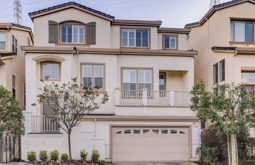 Bayshore Heights House | Serene and Spacipus 5BR Home In A Hill Near San Francisco