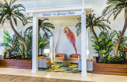 Hollywood Hotel | Serene Beachside Retreat with Outdoor Pool and Near Hollywood Beach - Steps Away