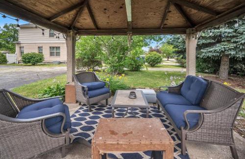 Des Plaines House | Serene & Charming 5BR Des Plaines Getaway home