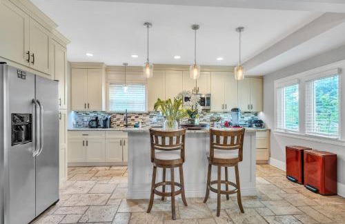 Des Plaines House | Serene & Charming 5BR Des Plaines Getaway home