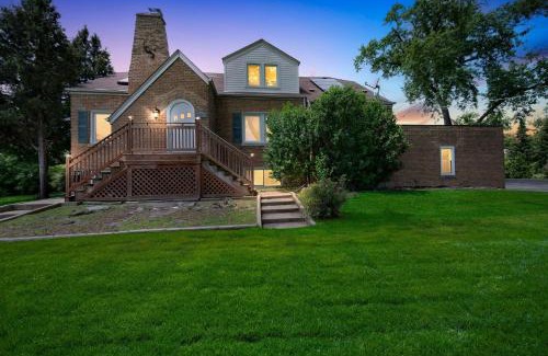 Des Plaines House | Serene & Charming 5BR Des Plaines Getaway home