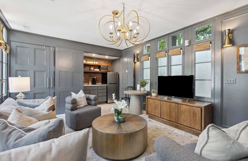 Cannonborough Elliotborough Villa | Serene Cottage with Beautiful Garden & Heated Pool