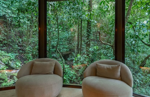 Dominical House | Serene jungle treehouse with waterfall hikes, AC, balcony & king bed