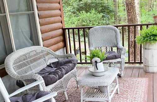 Cary Cabin | Serene Log Cabin Haven: Experience Rustic Charm in Cary- families welcome!