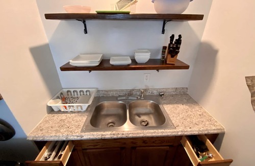 Birmingham House | Serene & Modern | 5★ Location, ♛Queen Bed, Parking